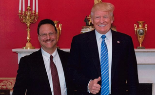 Pastor Mario Bramnick ao lado do presidente dos Estados Unidos, Donald Trump. (Foto: Reprodução)