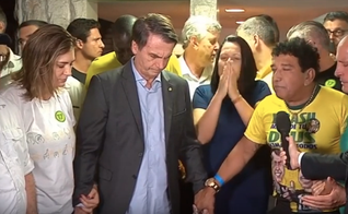 Jair Bolsonaro recebeu uma oração de Magno Malta antes de iniciar seu discurso na TV. (Foto: Reprodução/Globo)