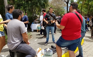 O grupo cantou ao som de dois violões e um cajon, em frente à Universidade de Fortaleza - Unifor. (Foto: Diego Barbosa/Diário do Nordeste)