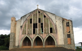 Milhares de igrejas foram fechadas em Angola, após o governo sancionar uma lei que faz exigências abusivas às denominações. (Foto: Africa Feeds)