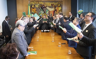 Líderes oraram por mudanças no Brasil na sala da presidência da Câmara dos Deputados. (Foto: Guiame/Marcos Paulo Corrêa)