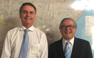 Presidente eleito Jair Bolsonaro ao lado do filósofo e professor Ricardo Vélez Rodríguez, escolhido ministro da Educação. (Foto: Divulgação)