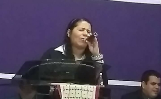 Vera Lúcia faleceu enquanto ministrava em um culto em Campo Grande, no Mato Grosso do Sul. (Foto: Reprodução)