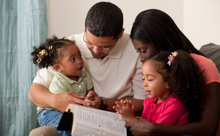 Deus está chamando os pais a assumirem um compromisso maior com Ele de ministrar a vida espiritual de seus filhos. (Foto: Getty)