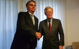 Presidente eleito Jair Bolsonaro ao lado de John Bolton, assessor da Casa Branca. (Foto: Jair Bolsonaro/Redes Sociais)