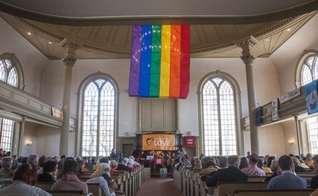 Bandeira LGBT estendida na Igreja Unitária da Providência, uma denominação classificada como inclusiva. (Foto: First Unitarian Church of Providence)