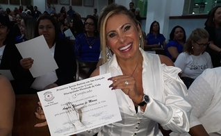Angela Bismarchi recebeu o diploma do Discipulado Plenitude de Vida. (Foto: Divulgação)