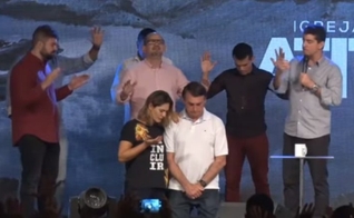 Josué Valandro ora pelo presidente eleito Jair Bolsonaro