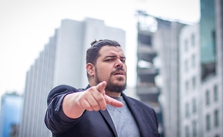 Cantor e comediante Daniel Araujo faz única apresentação em SP sobre o tema autoajuda com muito humor. (Foto: Divulgação)