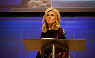 Beth Moore em discurso na cúpula sobre abuso sexual no Wheaton College. (Foto: Brendan Jones)