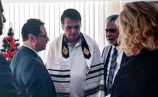 Usando um talit judaico, o presidente eleito Jair Bolsonaro recebe oração do pastor Mario Bramnick. (Foto: Reprodução/Instagram)
