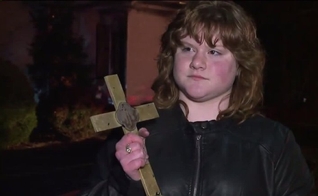 Rachel Davis testemunha incêndio na igreja pastoreada pelo pai onde cruz foi encontrada intacta. (Foto: Reprodução/Channel News 3)