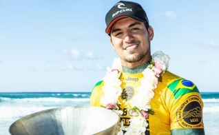 Gabriel Medina com seu troféu de bicampeão do Circuito Mundial de Surfe. (Foto: Kelly Cestari/World Surf League)