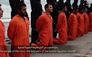 Militantes do Estado Islâmico com seus prisioneiros cristãos etíopes ao longo de uma praia na Líbia antes de suas execuções por decapitação. (Foto: Reprodução/YouTube)