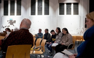 Igreja na Holanda recebe ajuda para manter cultos que impedem família armênia de ser deportada. (Foto: Dmitry Kostyukov/The New York Times)