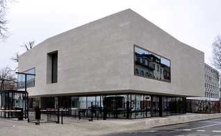 Fachada do Tribunal Federal de Justiça, o mais alto tribunal da Alemanha, que reconheceu lei islâmica ao decidir a inconstitucionalidade de uma nova lei que proíbe o casamento infantil. (Foto: Andreas Praefcke/Wikimedia Commons)