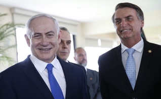 O presidente eleito Jair Bolsonaro recebe a visita do primeiro-ministro de Israel, Benjamin Netanyahu, em Copacabana. (Foto: Fernando Frazão/Agência Brasil)