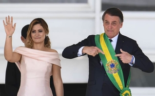 Presidente Jair Bolsonaro ao lado de sua esposa, Michelle Bolsonaro, no Palácio do Planalto, em Brasília. (Foto: Evaristo Sá/AFP)