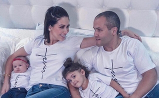 Bella Falconi e família: unidos pela fé em Jesus. (Foto: Reprodução/Instagram)