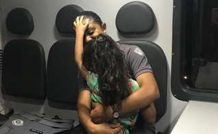 Foto de Eloah orando pela soldado Rosena Gottardo em Iguape, litoral de São Paulo. (Foto: Arquivo Pessoal)