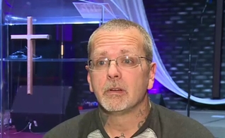 Hoje cristão, Mathew Durkin testemunha: “Meu passado é o meu passado. Sou outra pessoa agora”. (Foto: Reprodução/WKYT)
