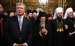 Poroshenko (à esquerda), o patriarca Bartolomeu I (centro) e o metropolitano Epifânio em Istambul (à direita). (Foto: Ozan Kose/AFP).