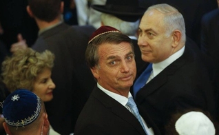 Jair Bolsonaro e o primeiro-ministro de Israel, Benjamin Netanyahu, visitam a sinagoga Kehilat Yaacov, em Copacabana, no Rio de Janeiro. (Foto: Fernando Frazão/Agência Brasil/Agência O Globo)