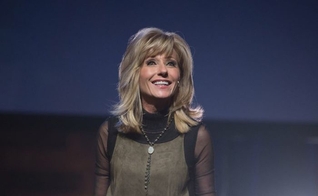 A evangelista norte-americana Beth Moore é fundadora do Ministério Prova Viva. (Foto: Reprodução/Facebook)