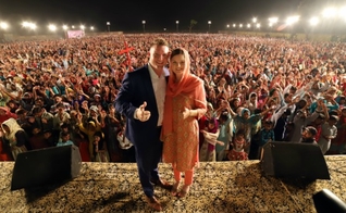 Chris Mikkelson e sua esposa Amanda em uma de suas cruzadas no Oriente Médio. (Foto: Ministério Chris Mikkelson)
