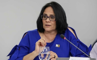 A ministra da Mulher, Família e Direitos Humanos, Damares Alves, foi criticada por sua opinião à respeito da teoria da evolução. (Foto: Reprodução)