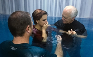 Pastores Karl Vickery e Rick Robinson batizaram a refugiada iraniana Sabah Allahvardi, 22 anos, em um balneário turco em Denizli. (Foto: Fariba Nawa).