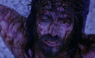 A dor e o sacrifício de Cristo na cruz. (Foto: Reprodução/Facebook)