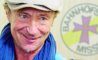 “Lobista dos desabrigados”, missionário Dieter Puhl trabalha há 10 anos ajudando moradores de rua em estação de trem em Berlim.  (Foto: Reprodução/EKBO).