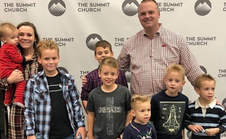 Tito (com camiseta estampada com uma cruz) e sua família participam da The Summit Church em Conway, Arkansas. (Foto: Arquivo pessoal/Jason e Sarah Everett)