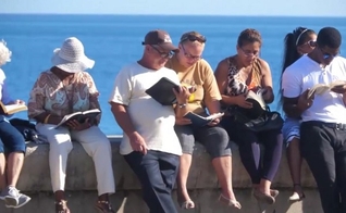 Cristãos cubanos se reúnem para a leitura anual da Bíblia em 'Malecón'. (Foto: Divulgação/GNA)