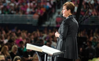 Joyce Meyer explicou que aprendeu a ter uma nova visão a respeito da fé e da prosperidade. (Foto: Reprodução)
