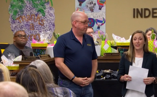Pastor Chris Everson (centro) recebe em nome da Igreja Metodista Unida um agradecimento do Distrito Escolar de Roise. (Foto: NBC 5)