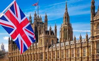 Vista do Parlamento Britânico, que reúne a Câmara dos Lordes e Câmara dos Comuns. (Foto: Reprodução/Internet)