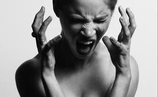 Mulher com ataque de ódio. (Foto: Gabriel Mutala/Unsplash)