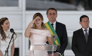 Primeira-dama Michelle Bolsonaro discursa no parlatório como parte da programação da posse presidencial. (Foto: Marcelo Camargo/Agência Brasil)