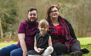 Greg (esquerda), Jody (direita) afirmam que o filho Jayden (abaixo), de apenas 5 anos, quer ser uma menina. (Foto: Daily Mail)