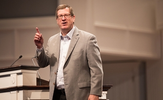 O autor Lee Strobel teve sua história contada no filme Em Defesa de Cristo. (Foto: Universidade Batista de Dallas)