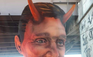 Marcelo Crivella é caracterizado como diabo em escultura por escola de samba carioca (Foto: Reprodução/Redes Sociais)