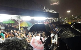 Igreja em Praia Grande foi destruída por temporal faz culto embaixo de chuva (Foto: Arquivo Pessoal/Wellington Souza)