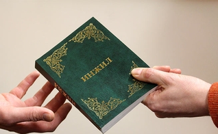 Novo Testamento traduzido em uzbeque. (Foto: Reprodução)
