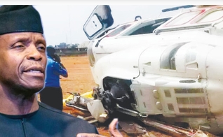 Vice-presidente da Nigéria Yemi Osinbajo e helicóptero que caiu perto do Kaaba Township Stadium. (Foto: Reprodução/Punch NG)