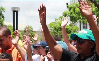 Cristãos oram nas ruas pela intervenção de Deus no conflito sociopolítico da Venezuela. (Foto: GNA/Digital Evangelical)
