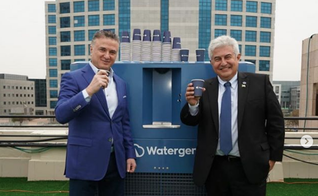 A Watergen doou ao Brasil dez máquinas de médio porte, como a da foto, que podem produzir até 900 litros de água potável por dia. (Foto: Instagram/Marcos Pontes)