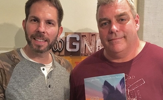 John Gray (à direita) e seu livro infantil “God Needed a Puppy”. (Foto: Reprodução/ WGNA)