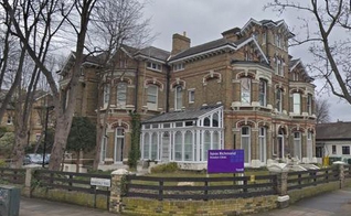Fachada do Serviço de Consultoria Britânica para Gravidez (BPAS), em Londres. (Foto: Reprodução/Premier)